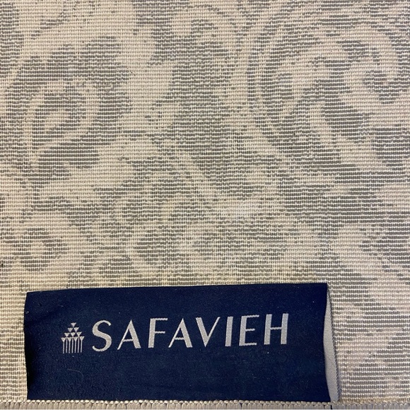 SAFAVIEH AREA RUG - Picture 6 of 6